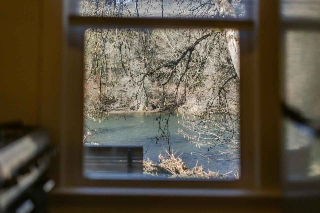 Waterfront River Apartments Rogue River エクステリア 写真